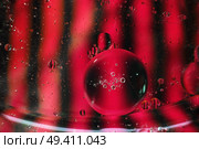 A beautiful and colorful vibrant macro of oil bubbles on water with a pink and black contrast as stripe texture and background pattern. Стоковое фото, агентство Ingram Publishing / Фотобанк Лори
