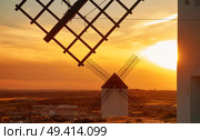 Mota del Cuervo windmills in Cuenca at Castile la Mancha of spain. Стоковое фото, агентство Ingram Publishing / Фотобанк Лори