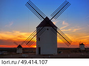 Mota del Cuervo windmills in Cuenca at Castile la Mancha of spain. Стоковое фото, агентство Ingram Publishing / Фотобанк Лори