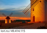 Mota del Cuervo windmills in Cuenca at Castile la Mancha of spain. Стоковое фото, агентство Ingram Publishing / Фотобанк Лори
