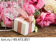 gift box for valentines day with pink bow and bunch of fresh roses and eustoma flowers  . pink and white flowers. Стоковое фото, агентство Ingram Publishing / Фотобанк Лори