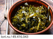 Pickled sea kale in the bowl.Fresh seaweed salad. Bowl of sea kale. Стоковое фото, агентство Ingram Publishing / Фотобанк Лори