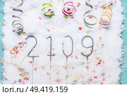 2019 sparkler on snow with confetti and serpentine, top view. Happy New Year card. Стоковое фото, агентство Ingram Publishing / Фотобанк Лори
