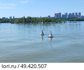 Два белых  буя на реке Обь в городе Новосибирск. Two white buoys on the Ob River in Novosibirsk. 新西伯利亚鄂毕河上的两个白色浮标。 Стоковое фото, фотограф Денис Баданин / Фотобанк Лори