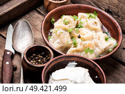 Traditional dish pelmeni.Meat dumplings on wooden rustic background.Russian food. Homemade meat dumplings. Стоковое фото, агентство Ingram Publishing / Фотобанк Лори