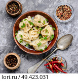 Russian meat dumplings pelmeni on rustic background.Russian pelmeni. Ukrainian pelmeni on plate. Стоковое фото, агентство Ingram Publishing / Фотобанк Лори