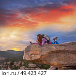 Hiker teen girl selfie smartphone on peak of mountain at sunset. Стоковое фото, агентство Ingram Publishing / Фотобанк Лори