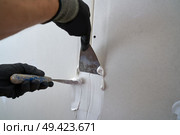 laminated plasterboard plastering join detail spatula and hand. Стоковое фото, агентство Ingram Publishing / Фотобанк Лори