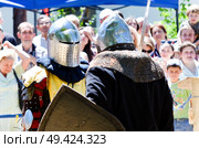 Рыцарская схватка на фестивале исторической реконструкции (2013 год). Редакционное фото, фотограф Snezka / Фотобанк Лори