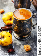 Apple cider with fresh quince.Apple cider cocktail.Apple low alcohol drink. Homemade cider from ripe apples. Стоковое фото, агентство Ingram Publishing / Фотобанк Лори