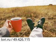 One people holding a cup of coffee or soluble cereals                               . Стоковое фото, агентство Ingram Publishing / Фотобанк Лори