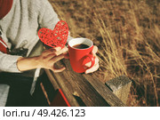 One people holding a cup of coffee or soluble cereals                               . Стоковое фото, агентство Ingram Publishing / Фотобанк Лори