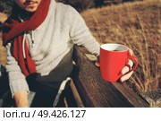 One people holding a cup of coffee or soluble cereals                               . Стоковое фото, агентство Ingram Publishing / Фотобанк Лори