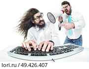 Bully boss yelling at the nerdy employee. Стоковое фото, агентство Ingram Publishing / Фотобанк Лори