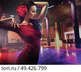 Portrait of a practicing brunette dancer. Стоковое фото, агентство Ingram Publishing / Фотобанк Лори