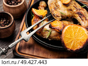 Baked chicken drumsticks with orange sauce in skillet. Roast chicken with orange. Стоковое фото, агентство Ingram Publishing / Фотобанк Лори