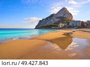 Playa de Fossa beach in Calpe and Ifach penon rock of Alicante in Spain. Стоковое фото, агентство Ingram Publishing / Фотобанк Лори