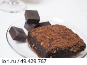 piece of chocolat cake with chocolat. close up. Стоковое фото, агентство Ingram Publishing / Фотобанк Лори