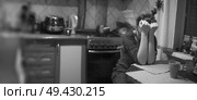 depressed woman in the kitchen. Стоковое фото, агентство Ingram Publishing / Фотобанк Лори