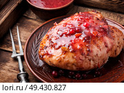 Grilled healthy chicken breasts with cranberry sauce.Summer BBQ. Chicken breasts with cranberry sauce. Стоковое фото, агентство Ingram Publishing / Фотобанк Лори