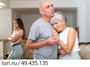 Son soothes mother after her quarrel with daughter-in-law. Стоковое фото, фотограф Яков Филимонов / Фотобанк Лори