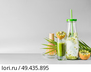 Matcha espresso in glass and matcha fusion kiwi latte mix in bottle with drinking straw. Healthy antioxidant boost drink. Detox and clean eating concept. Summer refreshing beverages. Стоковое фото, агентство Ingram Publishing / Фотобанк Лори