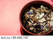 Dried lingonberry leaves in herbal medicine.Mortar of healing herbs. Cowberry healing foliage. Стоковое фото, агентство Ingram Publishing / Фотобанк Лори