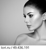 Beautiful Young Woman with Clean Fresh Skin. Perfect Makeup. Beauty Fashion. Eyelashes. Cosmetic Eyeshadow. Highlighting. Cosmetology, Beauty and Spa. Стоковое фото, агентство Ingram Publishing / Фотобанк Лори