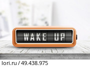 Wake up alarm clock on a table in a bright room with sunlight coming through the windows. Стоковое фото, агентство Ingram Publishing / Фотобанк Лори