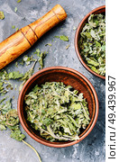 Dry leaves of coltsfoot.Herbal alternative medicine.Medicinal plant coltsfoot.Tussilago farfara. Healing dry foliage coltsfoot. Стоковое фото, агентство Ingram Publishing / Фотобанк Лори