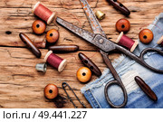 Spools of thread and basic sewing tools on wooden table.Sewing kit. Sewing accessories and fabric. Стоковое фото, агентство Ingram Publishing / Фотобанк Лори