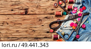 Spools of thread and basic sewing tools on wooden tabletop. Set of tailoring accessories. Стоковое фото, агентство Ingram Publishing / Фотобанк Лори