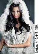 Alluring brunette lady wearing stylish fur coat. Стоковое фото, агентство Ingram Publishing / Фотобанк Лори