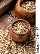 Mung bean, green moong dal in wooden bowl.Healthy cooking. Mung bean green crushed. Стоковое фото, агентство Ingram Publishing / Фотобанк Лори