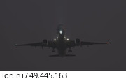 Passenger plane landing at night. Стоковое видео, видеограф Михаил Коханчиков / Фотобанк Лори