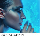 Pretty woman soaking her face in the ice water. Стоковое фото, агентство Ingram Publishing / Фотобанк Лори