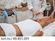 Woman getting cosmetic procedures at beauty center. Стоковое фото, агентство Ingram Publishing / Фотобанк Лори