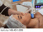 Woman getting cosmetic procedures at beauty center. Стоковое фото, агентство Ingram Publishing / Фотобанк Лори