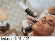 Woman getting cosmetic procedures at beauty center. Стоковое фото, агентство Ingram Publishing / Фотобанк Лори