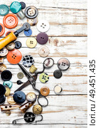 Spools of threads and buttons on wooden table. Sewing tool. Sewing tools and accessories. Стоковое фото, агентство Ingram Publishing / Фотобанк Лори