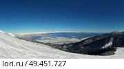 Panoramic view from the top of Pirin mountains to the Bansko city in Bulgaria. Cold winter day, snowy peaks and clear blue sky. Стоковое фото, агентство Ingram Publishing / Фотобанк Лори