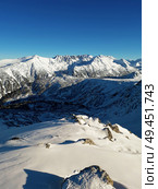 View from the top of Todorka Peak to the Pirin mountains ridge covered by snow in a sunny winter day with blue sky. Стоковое фото, агентство Ingram Publishing / Фотобанк Лори