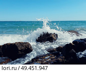 Big sea waves breaking on the stony beach forming foam and splash. Стоковое фото, агентство Ingram Publishing / Фотобанк Лори