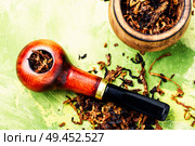 Tobacco pipe or smoking pipe.Classic wooden pipe with tobacco. Vintage wooden tobacco pipe. Стоковое фото, агентство Ingram Publishing / Фотобанк Лори