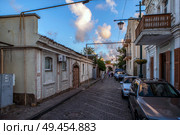 Городской пейзаж. Улица Тучина. Евпатория. Республика Крым. Редакционное фото, фотограф Сергей Афанасьев / Фотобанк Лори