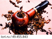 Tobacco pipe or smoking pipe.Classic wooden pipe with tobacco. Vintage wooden tobacco pipe. Стоковое фото, агентство Ingram Publishing / Фотобанк Лори