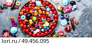Jewelry making.Variety of shapes and colors to make bead necklace. Beads or colorful beads. Стоковое фото, агентство Ingram Publishing / Фотобанк Лори