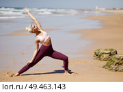 Caucasian woman practicing yoga at seashore. Young female raising arms in the beach in Cadiz, Andalusia, Spain.. Caucasian blonde woman practicing yoga in the beach. Стоковое фото, агентство Ingram Publishing / Фотобанк Лори