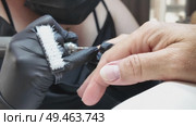 Nail technician using electric file for manicure in salon. Стоковое видео, видеограф Наталия Попова / Фотобанк Лори