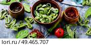 Spinach noodles.Handmade noodles and ingredients.Making homemade linguine noodle. Making handmade noodles. Стоковое фото, агентство Ingram Publishing / Фотобанк Лори